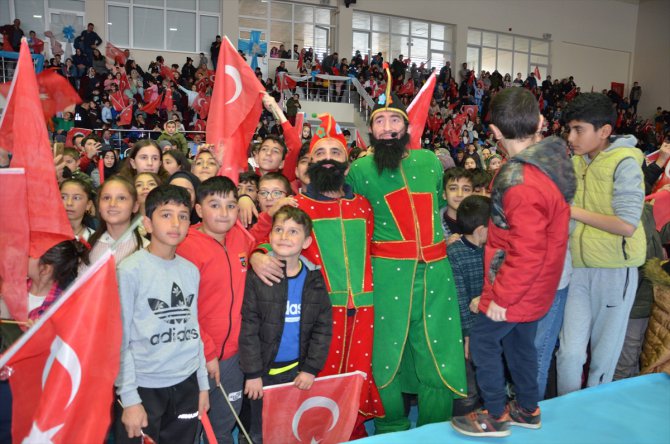 Erzurum'da çocuklar Karagöz ile Hacivat'ın gösterileriyle eğlendi