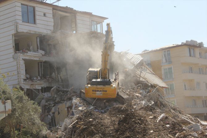 Hatay'da bina yıkım ve enkaz kaldırma çalışmaları 78 mahallede sürdü