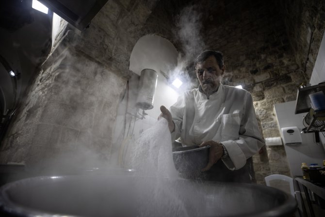 Hürrem Sultan'ın Kudüs'te yaptırdığı tekkede ihtiyaç sahipleri için iftar yemeği dağıtılıyor
