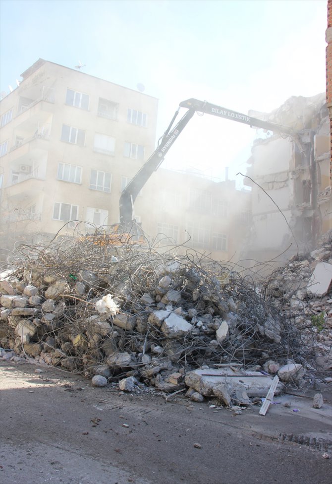 Kilis'te çöken 4 katlı binanın enkaz kaldırma işlemi sürüyor