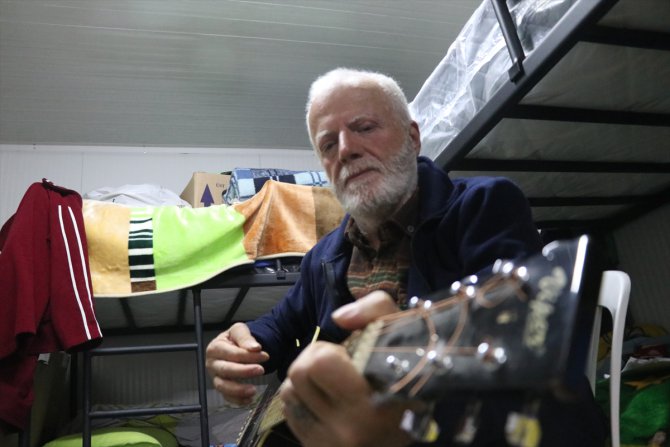 Konteyner kentin "Gitarist dedesi" depremzedelere müziğiyle moral oluyor