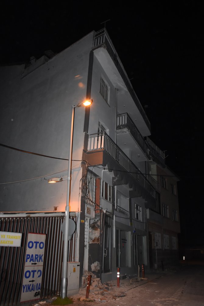 Malatya'da depremlerde ağır hasar gören 4 katlı bina kısmen çöktü