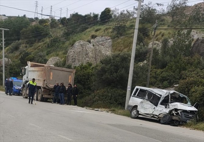 Muğla'da kamyonla çarpışan kamyonetin sürücüsü hayatını kaybetti