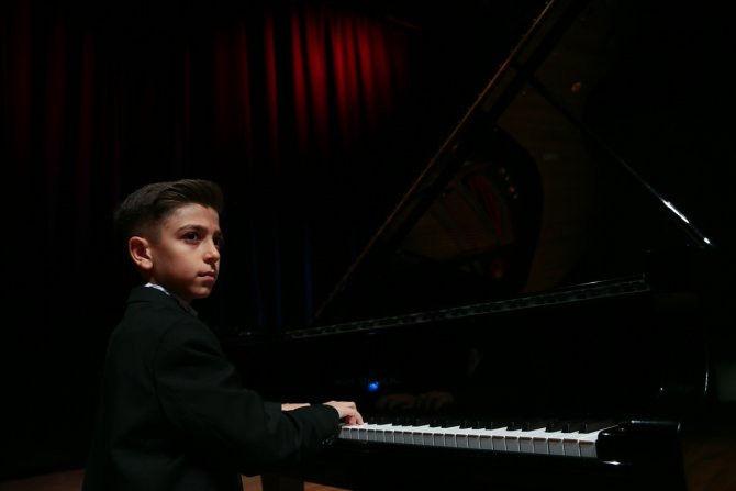 Piyanonun 11 yaşındaki Türk yeteneği Uluslararası Mozart Yarışması'nda birincilik kazandı