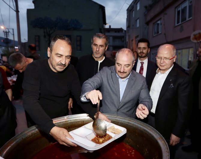 Sanayi ve Teknoloji Bakanı Mustafa Varank, Bursa'da mahalle iftarına katıldı: