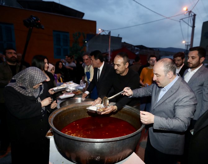 Sanayi ve Teknoloji Bakanı Mustafa Varank, Bursa'da mahalle iftarına katıldı: