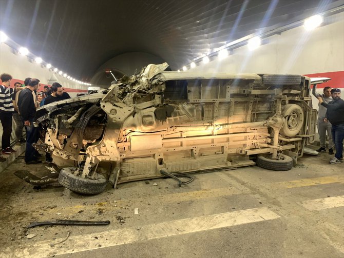 Artvin’de minibüsün devrilmesi nedeniyle 4 kişi yaralandı