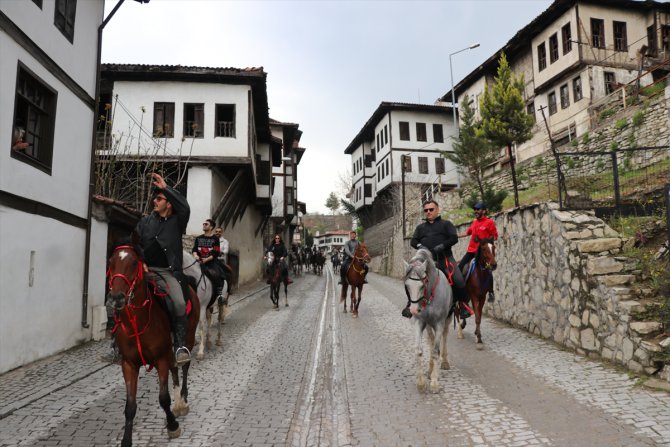 Binicilik tutkunları Safranbolu'nun tarihi sokaklarını atlarıyla gezdi