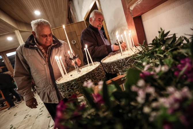 Depremde kiliseleri de yıkılan Hristiyanlar, Paskalya Bayramı'nı buruk geçiriyor
