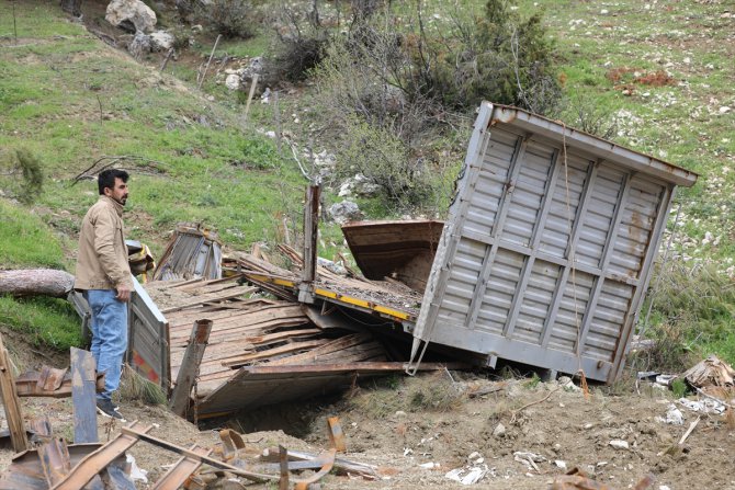 Depremde yamaçtan kopan kayanın kamyonunu ikiye bölmesini unutamıyor