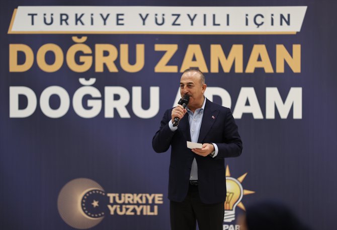 Dışişleri Bakanı Çavuşoğlu, Antalya'da sahurda gençlerle buluştu