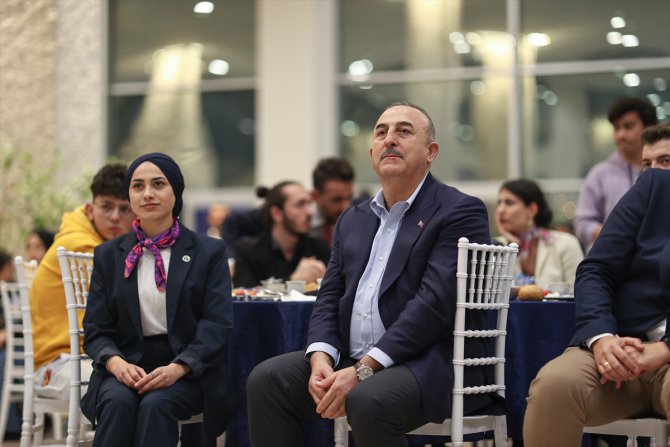 Dışişleri Bakanı Çavuşoğlu, Antalya'da sahurda gençlerle buluştu