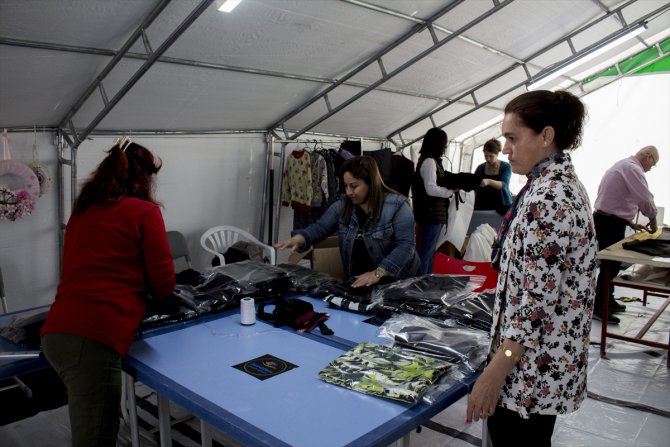 Hatay'da çadır kentte yaşayan kadınlar, kurs aldıkları atölyede kıyafet dikiyor
