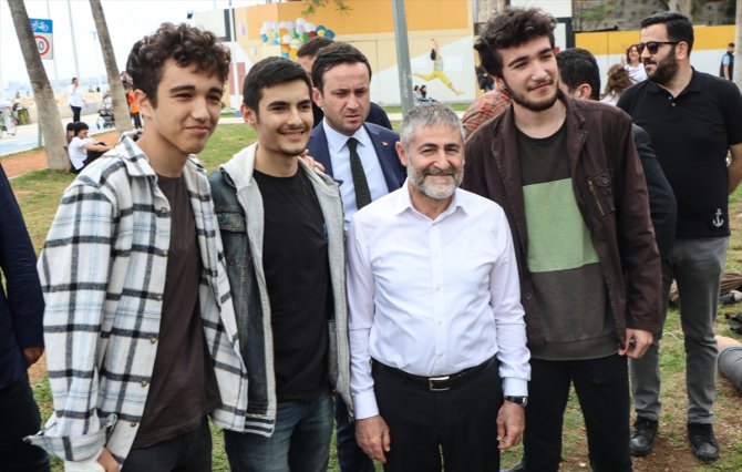 Hazine ve Maliye Bakanı Nebati, Mersin'de gençlerle buluştu