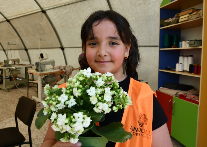 İslahiye'de depremzede çocuklar çiçekleri toprakla buluşturdu