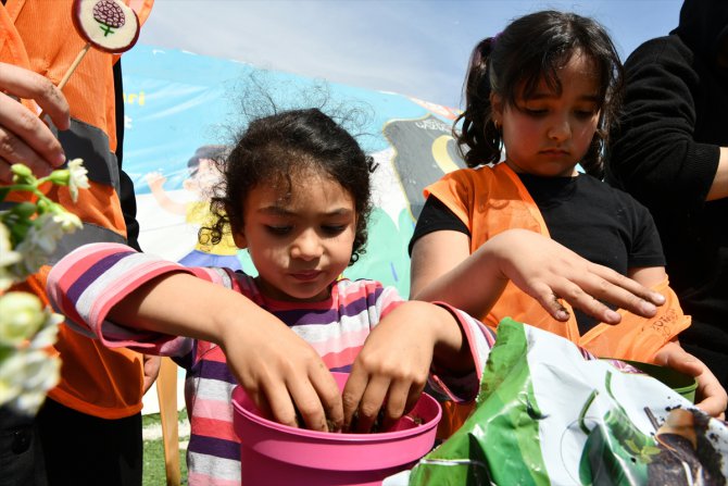 İslahiye'de depremzede çocuklar çiçekleri toprakla buluşturdu