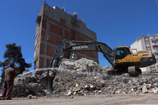 Kilis'te çöken 4 katlı binanın enkaz kaldırma işlemi sürüyor