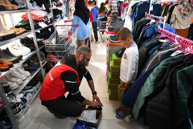 Türk Kızılay depremzedelere gıda, kıyafet ve hijyen malzemesi dağıttı