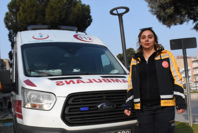 Ambulansla hayat kurtaran kadın, boş zamanlarını tiyatro ve kick boksla değerlendiriyor