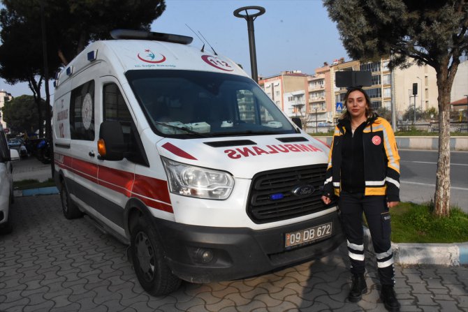 Ambulansla hayat kurtaran kadın, boş zamanlarını tiyatro ve kick boksla değerlendiriyor