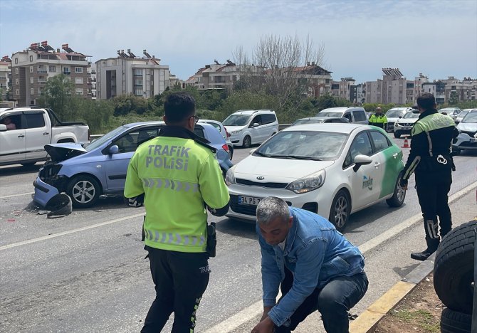 Antalya'da 5 aracın karıştığı kazada 7 kişi yaralandı