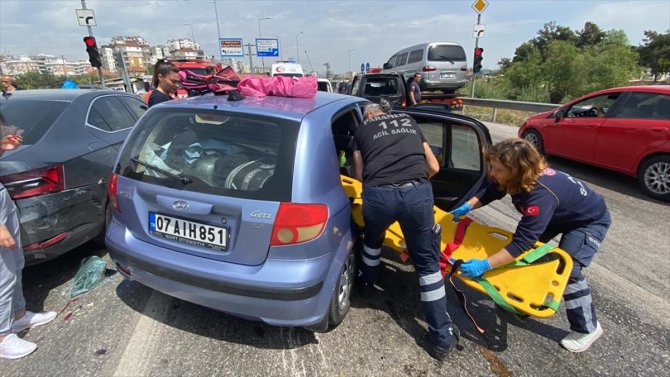 Antalya'da 5 aracın karıştığı kazada 7 kişi yaralandı