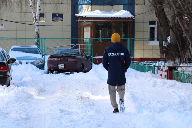 Astana, nisan ayının ortasında yoğun karla mücadele ediyor