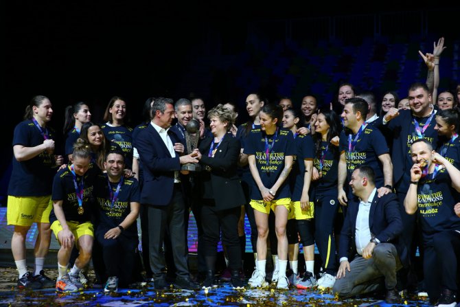 FIBA Kadınlar Avrupa Ligi şampiyonu Fenerbahçe, kupasını aldı