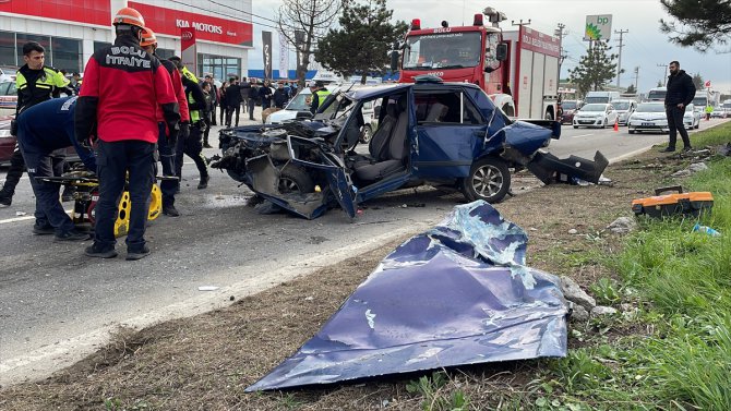 Bolu'da iki otomobilin çarpıştığı kazada biri ağır iki kişi yaralandı