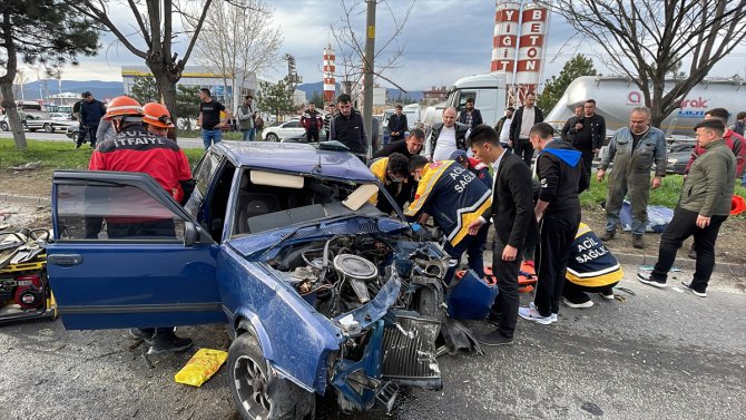 Bolu'da iki otomobilin çarpıştığı kazada biri ağır iki kişi yaralandı