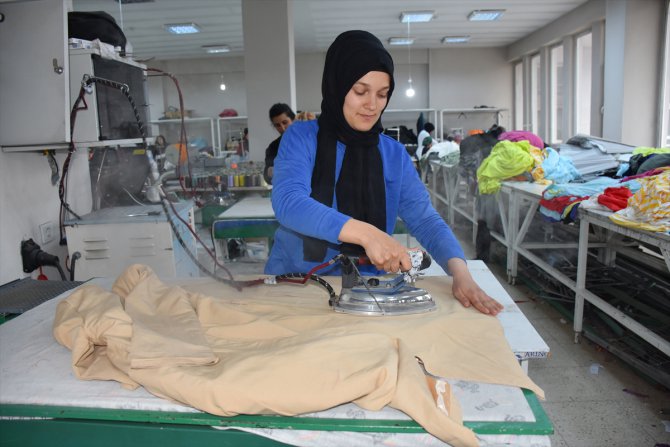 Hakkarili terzinin kurduğu tekstil atölyesi kadınlara iş kapısı oldu