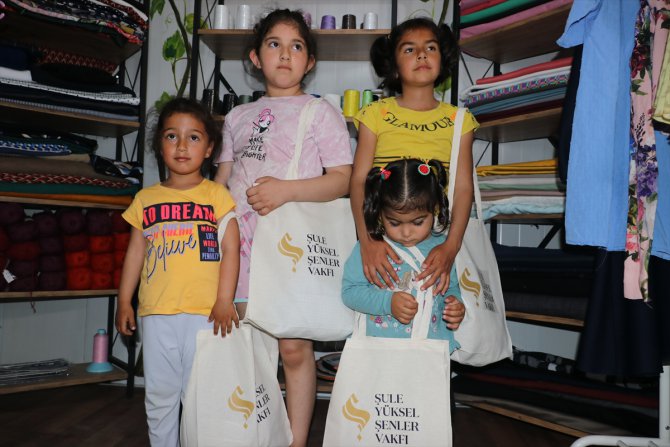 Hatay'da depremzede kadınların diktiği bayramlıklar kadın ve çocukları sevindirdi