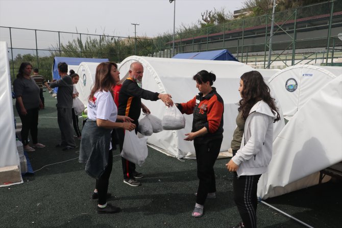 Hayırseverlerin desteğiyle hazırladıkları yemekleri çadır kentte dağıttılar