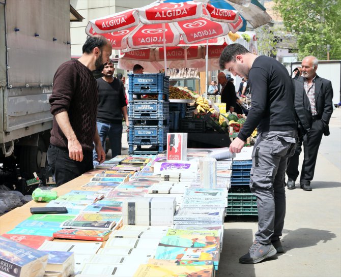 Depremde ağır hasar alan deposundan kurtarabildiği kitapları tezgahta satıyor