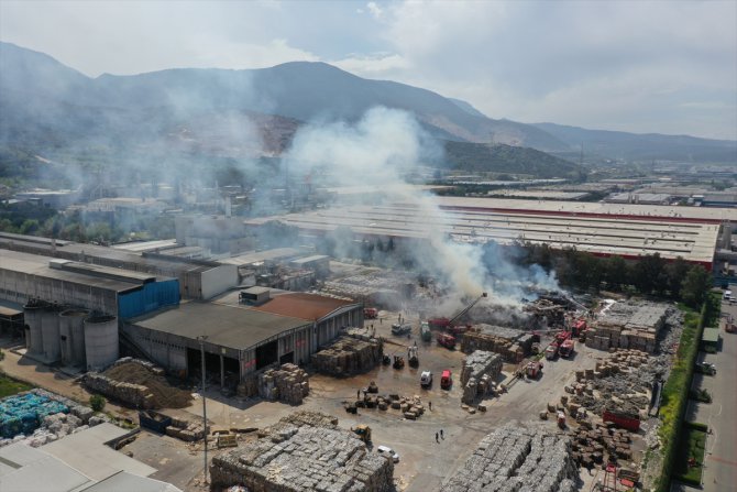 Manisa'da kağıt fabrikasında çıkan yangın söndürüldü