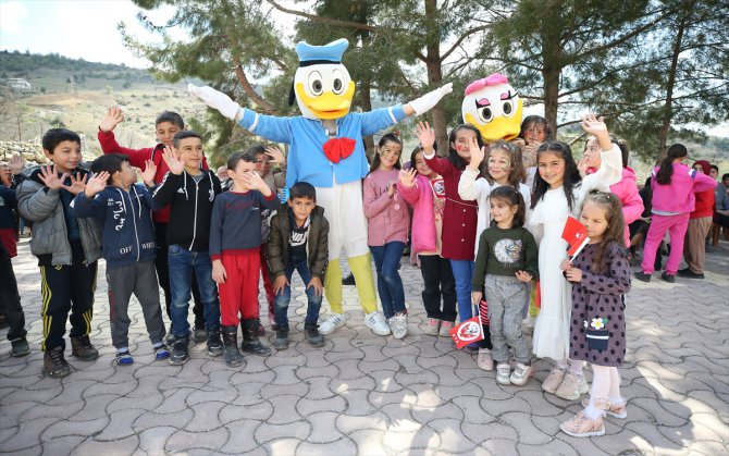 Marmara depremini çocukken yaşayan gönüllüler, Kahramanmaraş'ta bin çocuğa bayramlık getirdi