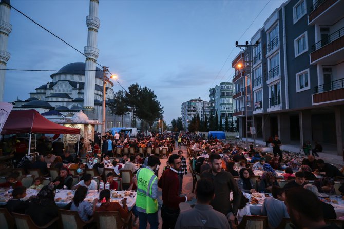 Niğde Belediyesince Adıyaman'da 5 bin kişiye iftar verildi