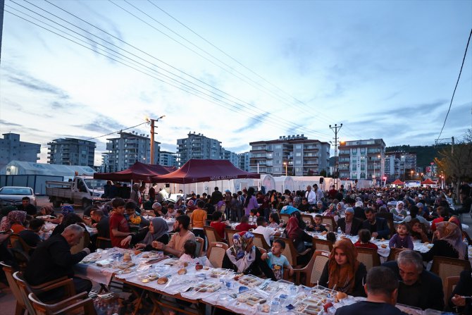 Niğde Belediyesince Adıyaman'da 5 bin kişiye iftar verildi