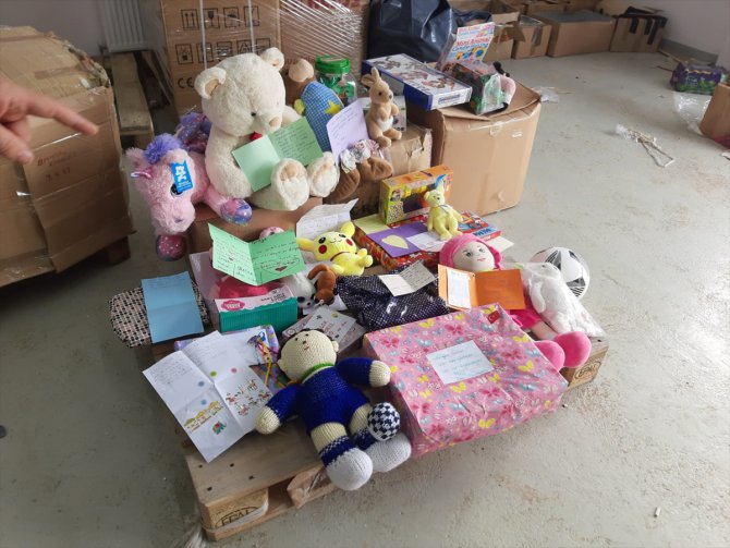 Yurt dışından depremzede çocuklar için oyuncaklarla gönderilen notlar duygulandırdı