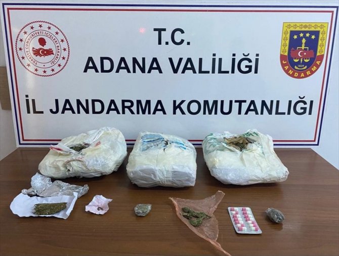 Adana'da ev ve araçlarda uyuşturucu ele geçirilmesiyle ilgili 5 kişiye gözaltı