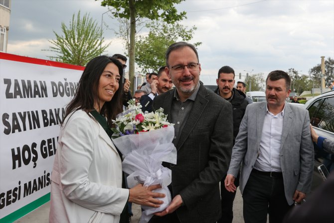 Bakan Kasapoğlu, İzmir'de partisinin Bayraklı ilçe teşkilatını ziyaret etti