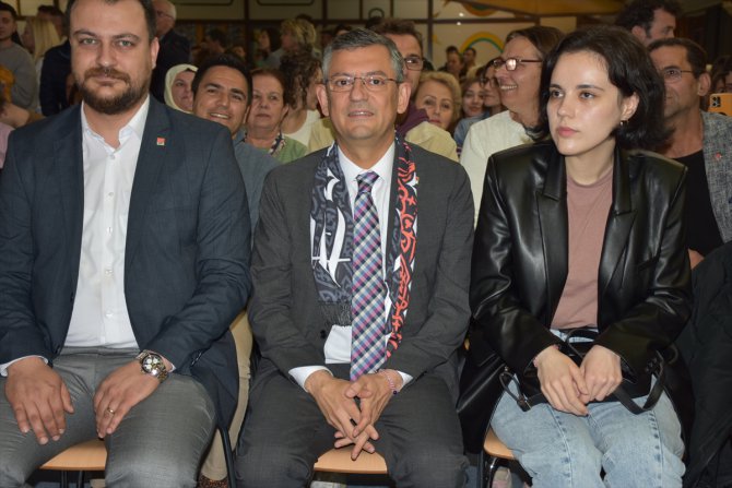 CHP Grup Başkanvekili Özel, Eskişehir'de gençlerle buluştu: