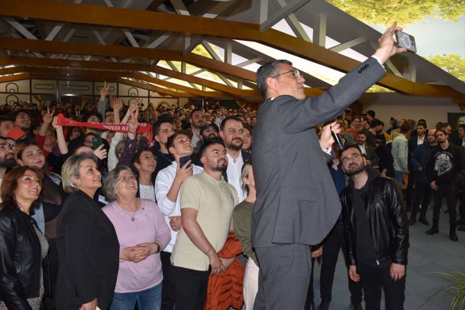 CHP Grup Başkanvekili Özel, Eskişehir'de gençlerle buluştu: