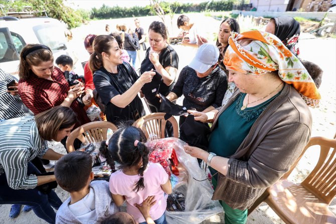 Gönüllü kadınlar, Hataylı depremzedelere bayramlık hediyeler verdi
