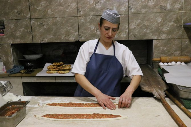 İzmirli kadın, kızının eğitimi için gündüz aşçı akşam pide ustası
