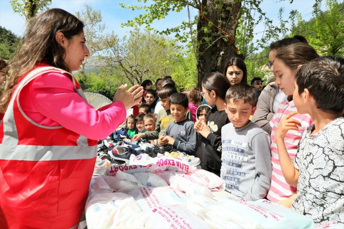 Kahramanmaraş'ta Allı Turna Kadın Derneğinden çocuklara bayram hediyesi