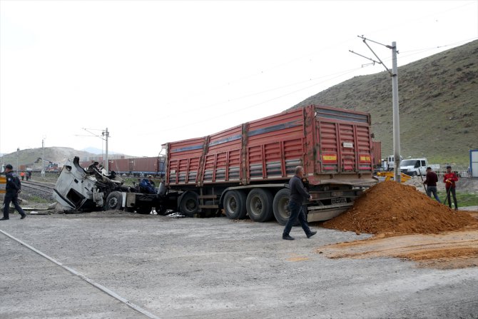 Kayseri'de lokomotifin çaptığı tırın sürücüsü yaralandı