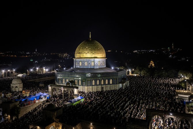 Kadir Gecesi'nde 280 bin Müslüman Mescid-i Aksa'da ibadet etti