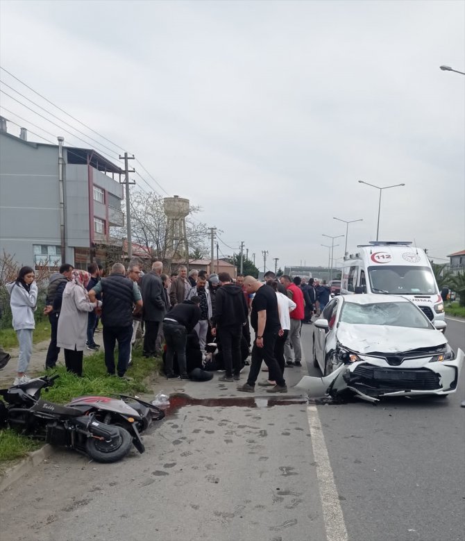Samsun'da otomobil ile motosiklet çarpıştı 3 kişi yaralandı