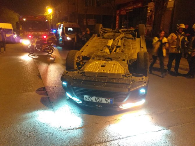 Sancaktepe'de devrilen otomobilin sürücüsü yaralandı